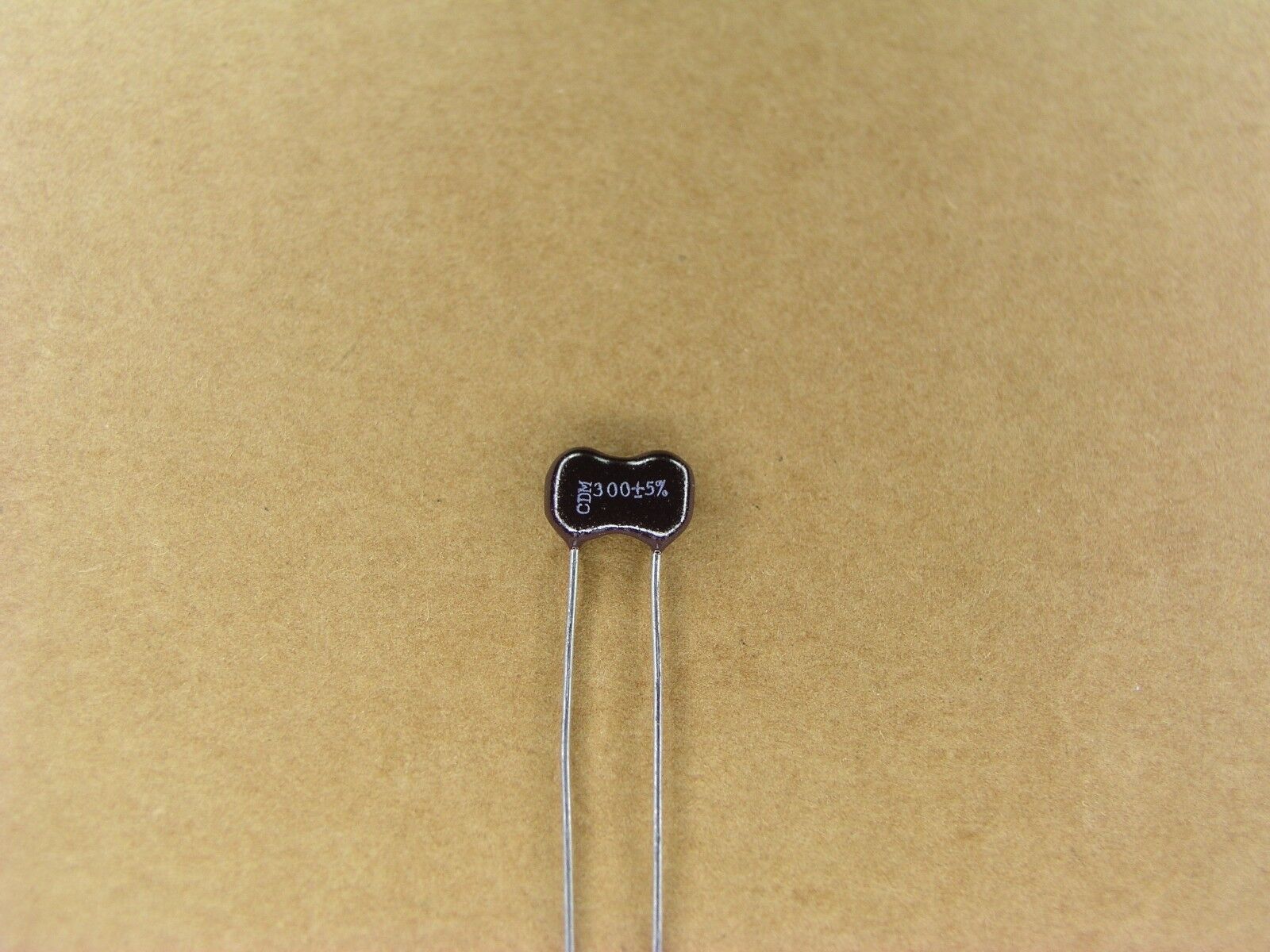 S01029-049 (4 Pc Lot) 300 pf 500 volt 500V +- 5 % silver mica capacitor