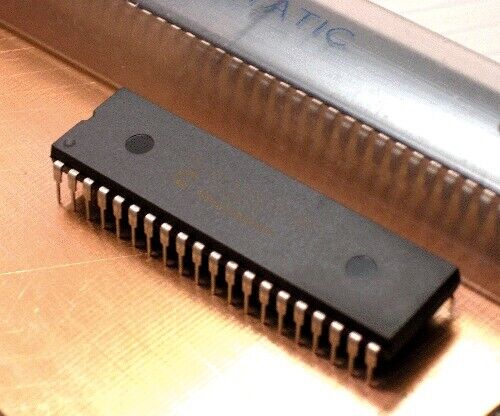 PIC18F4685 -I/P Microcontroller Microchip 3.3K RAM 96K code memory 