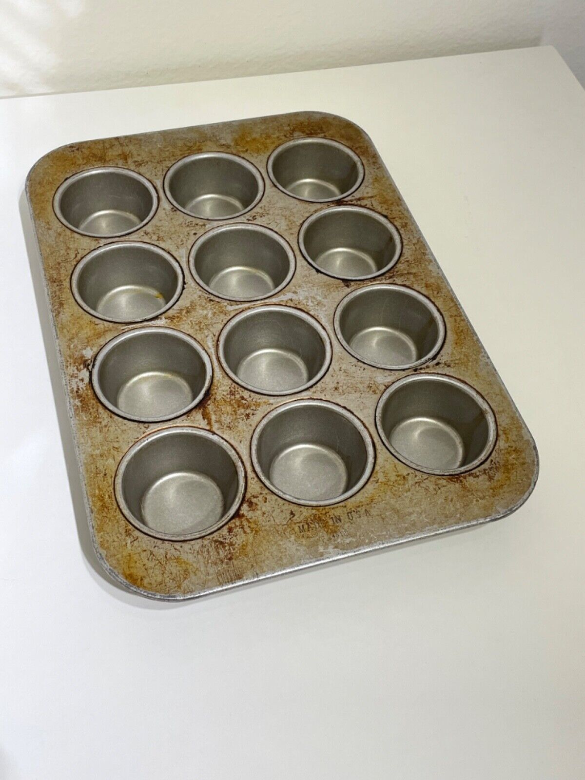 Vintage Chicago Metallic 42125 Commercial Grade Muffin Baking Pan 12-Cupcakes