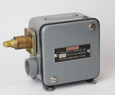 Johnson Controls, PENN Automatic Controller, Type P72CE Model 4, 50-240# picture