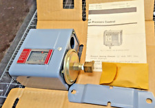 Johnson Controls P67CA-1 Low Pressure Control Switch 30°F to 140°F DPST NOS [A8] picture